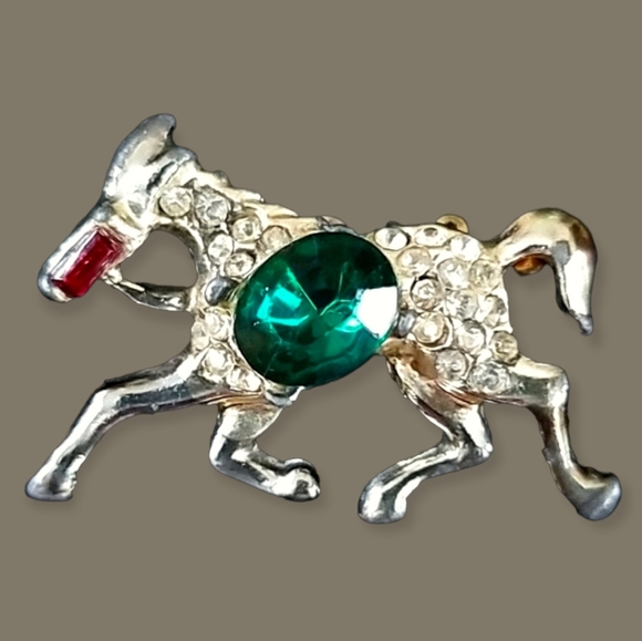 Vintage 1940s Mid Century Emerald and Ruby Crystal Rhinestone Horse Brooch - Picture 2 of 12